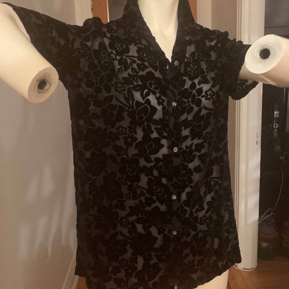 Chemise transparente avec fleur en velours.
